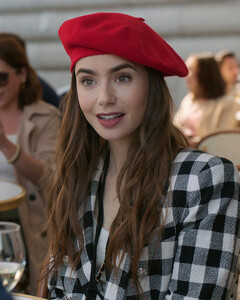 Сериал «Эмили в Париже» только начался, а его решили продлить на второй сезон