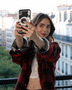 Netflix объявил, что продлевает «Эмили в Париже» на второй сезон