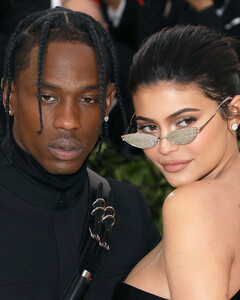 Когда мир узнает новое имя сына Кайли Дженнер и Трэвиса Скотта?