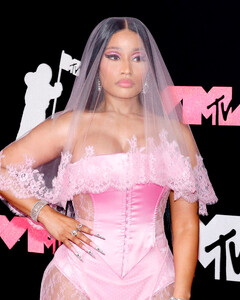 Ники Минаж перенесла дату выхода своего нового альбома