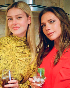 Никола Пельтц наконец-то прервала молчание о «холодной войне» с Викторией Бекхэм