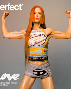 Николь Кидман похвасталась упругим прессом на обложке журнала Perfect