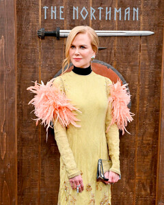 Птица редкая: Николь Кидман пришла на премьеру фильма «Варяг» в странном платье Prada с перьями