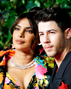 Ник Джонас и Приянка Чопра поделились первым фото дочери, которая провела 100 дней в реанимации