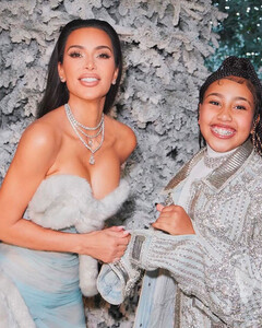 Норт Уэст появилась в куртке своего отца на рождественской семейной вечеринке