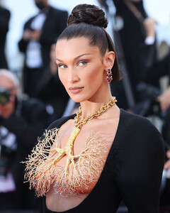 Адель, Леди Гага, Белла Хадид и многие другие — лучшие образы звёзд в Schiaparelli