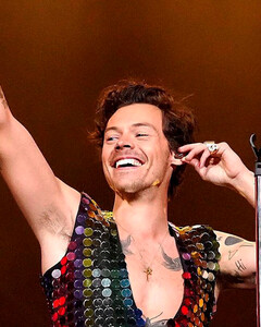 Оливия Уайлд танцевала и подбадривала Гарри Стайлса во время выступления на Coachella