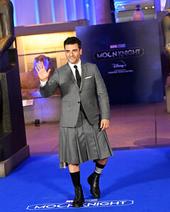 Оскар Айзек повторил легендарный образ в килте на премьере сериала «Лунный рыцарь» от Marvel