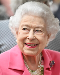 Кто та единственная, от кого королева Елизавета II терпит приказы?