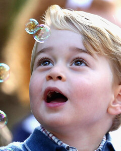 Самые озорные выходки королевских детей: Шарлотта и Гарри показывают язык, а Уильям щипает учителя