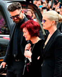 Члены семьи Осборнов надели особенные украшения, чтобы почтить память Оззи