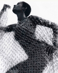 Paco Rabanne выставляет на продажу NFT-платья, чтобы выкупить свой архив