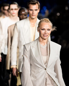 Памела Андерсон вышла на показе Boss с супермоделью Наоми Кэмпбелл