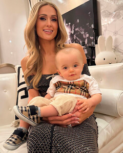 В сети обеспокоены формой головы сына Пэрис Хилтон, но молодая мама ответила комментаторам