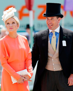 Жизнь продолжается: внук королевы Питер Филлипс впервые после развода вышел в свет с новой девушкой