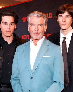 Смена подрастает: Пирс Броснан пришёл с сыновьями на премьеру фильма «Родители в законе»