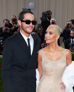 Пит Дэвидсон явно чувствует себя не в своей тарелке на публике рядом с Ким Кардашьян