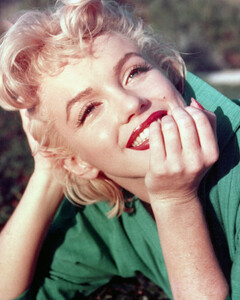 Платок Мэрилин Монро спас парижский театр от разорения