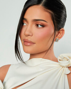 Суеверия или бюрократия: почему Кайли Дженнер всё ещё скрывает новое имя сына?