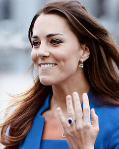Почему Кейт Миддлтон носит три обручальных кольца?