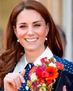 Почему Кейт Миддлтон всегда носит сумочку в левой руке?