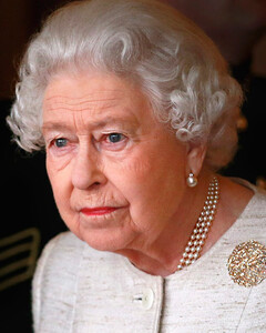 Интересная традиция: почему на похоронах монарха ломают палку?