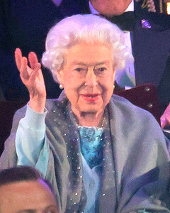 Почему на праздновании Платинового юбилея королева Елизавета II надела шаль вместо пальто?