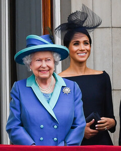 Политики США призывают Елизавету II лишить Меган Маркл королевского титула