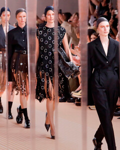 5 моментов, которые стоит знать о сердечно-кутюрном показе Prada сезона весна-лето 2024