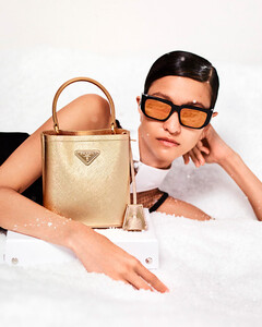 Prada стал самым популярным брендом среди онлайн-покупателей в 2022 году