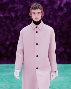 Мягкие стены как символ самоизоляции: что нужно знать о мужском шоу Prada осень-зима 2021