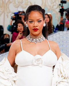 Беременная Рианна снялась почти обнажённой