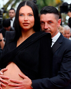 Будущая мама Адриана Лима сразила всех смелым образом на красной дорожке в Каннах