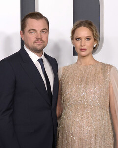 Беременная Дженнифер Лоуренс появилась в сопровождении Леонардо Ди Каприо на премьере комедии «Не смотрите наверх»