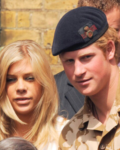 Принц Гарри обвиняет Mirror Group в разрыве с его бывшей девушкой Челси Дэви
