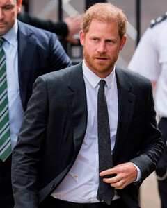 Принц Гарри подал в суд на таблоид Mirror Group Newspapers