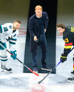 Принц Гарри совершил символическое вбрасывание на хоккейном матче и сделал важное объявление