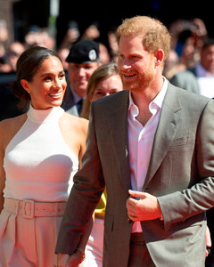 Принц Гарри и Меган Маркл зажигали на концерте Джека Джонсона в Калифорнии