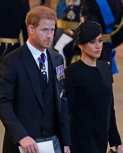 Почему принц Гарри и Меган Маркл были освобождены от королевского протокола на прощании с Елизаветой II?