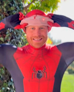 Принц Гарри стал Человеком-пауком в рамках благотворительной акции