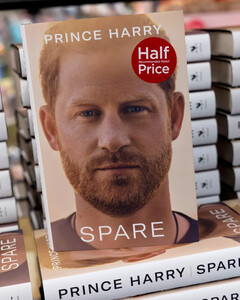 Издательство «Эксмо» теперь продаёт в России мемуары принца Гарри на языке оригинала