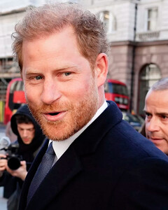 Принц Гарри сенсационно вернулся в Великобританию, чтобы появиться в суде