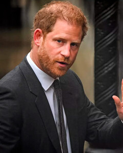 Принц Гарри обвинил прессу и дворец во взломе его телефона