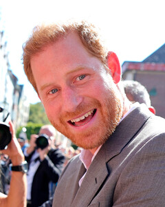 Принц Гарри написал трогательное письмо детям-сиротам и поделился своим горем, связанным со смертью принцессы Дианы