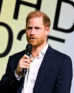 Дворец опроверг информацию о том, что принц Гарри уведомил команду короля о своей поездке в Канаду