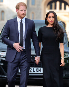 Премьеру документального фильма принца Гарри и Меган Маркл от Netflix отложили из-за провала сериала «Корона»