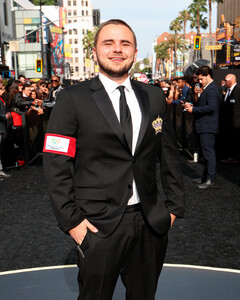 Образ с историей: Принс Джексон почтил память отца на премьере байопика «Майкл»