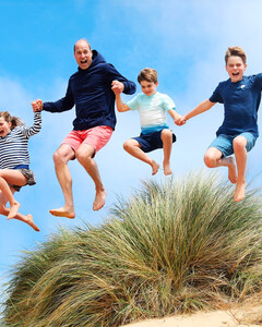 Принц Уильям прыгает от радости со своими детьми в день рождения