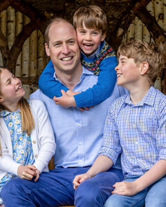 Принц Уильям отметил День отца новой фотографией со своими детьми