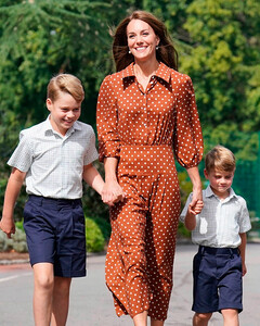 Принц Уильям и Кейт Миддлтон проводили своих детей Джорджа, Шарлотту и Луи в новую школу